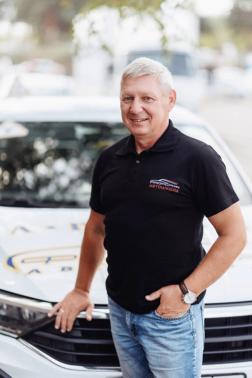 Инструктор с седыми волосами