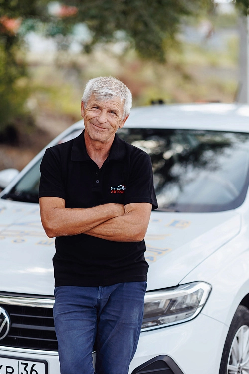 Инструктор с белыми волосами