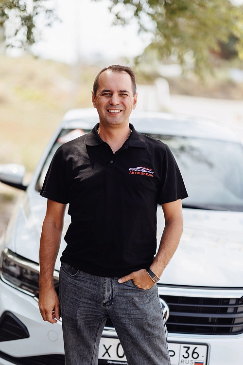 Смелый инструктор у машины