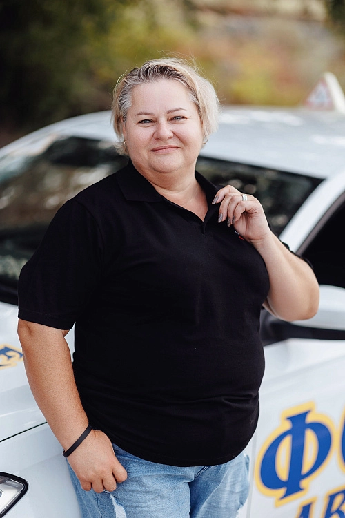 Женщина инструктор у автомобиля